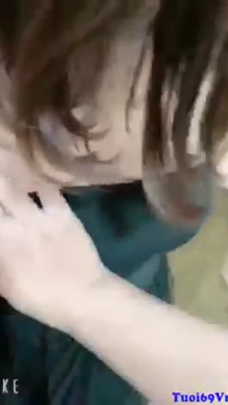 Sờ con hàng của em gái văn phòng vú to